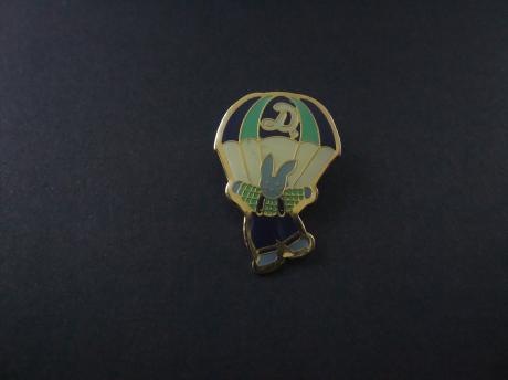 Beertje aan parachute
